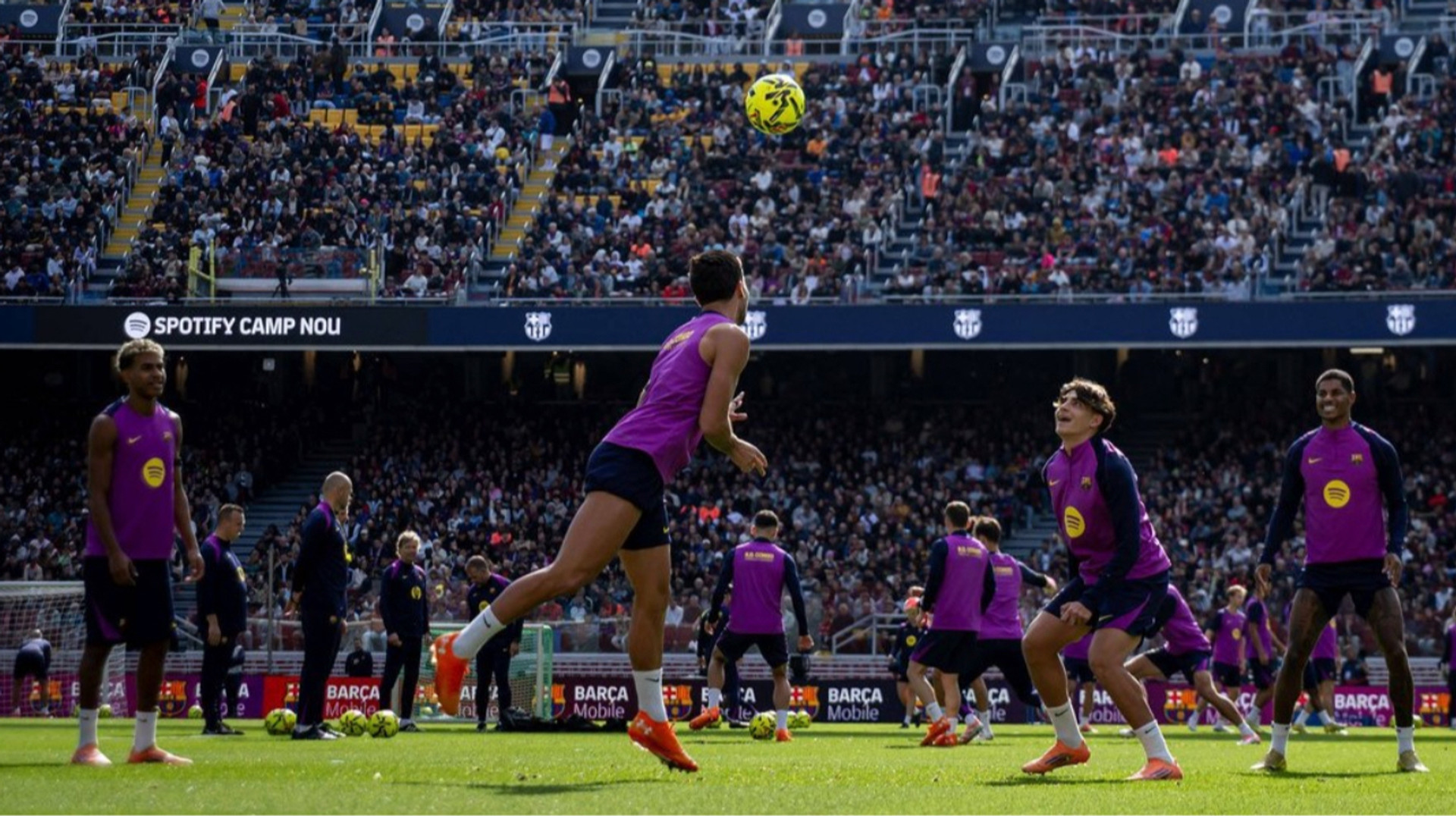 Емоційне повернення: на Камп Ноу відбулося перше тренування Барселони після реконструкції