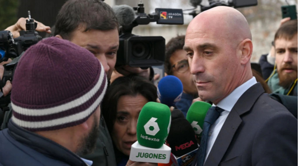 Скандального экс-президента Испанской федерации футбола забросал яйцами родной дядя