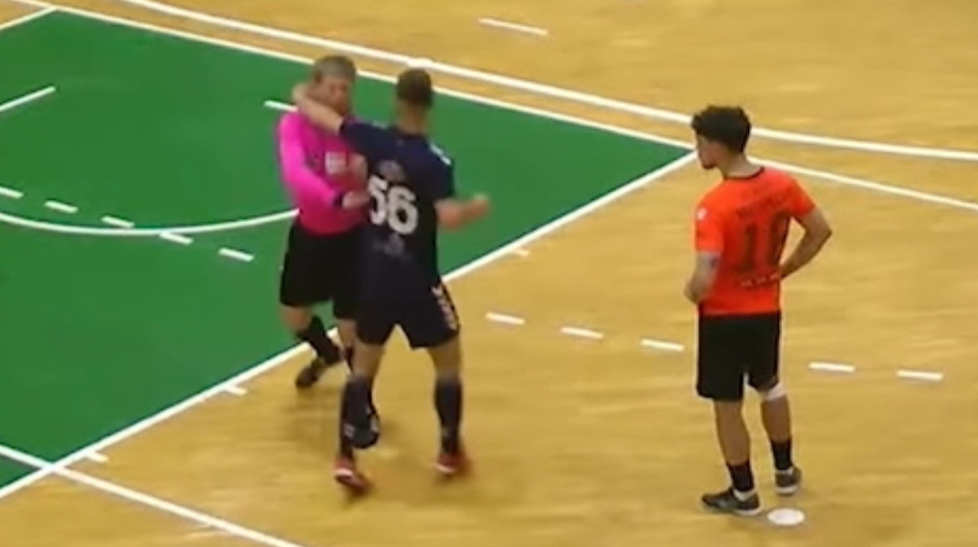 Скандал в футзальной лиге Ривненской области: игрок избил арбитра после удаления