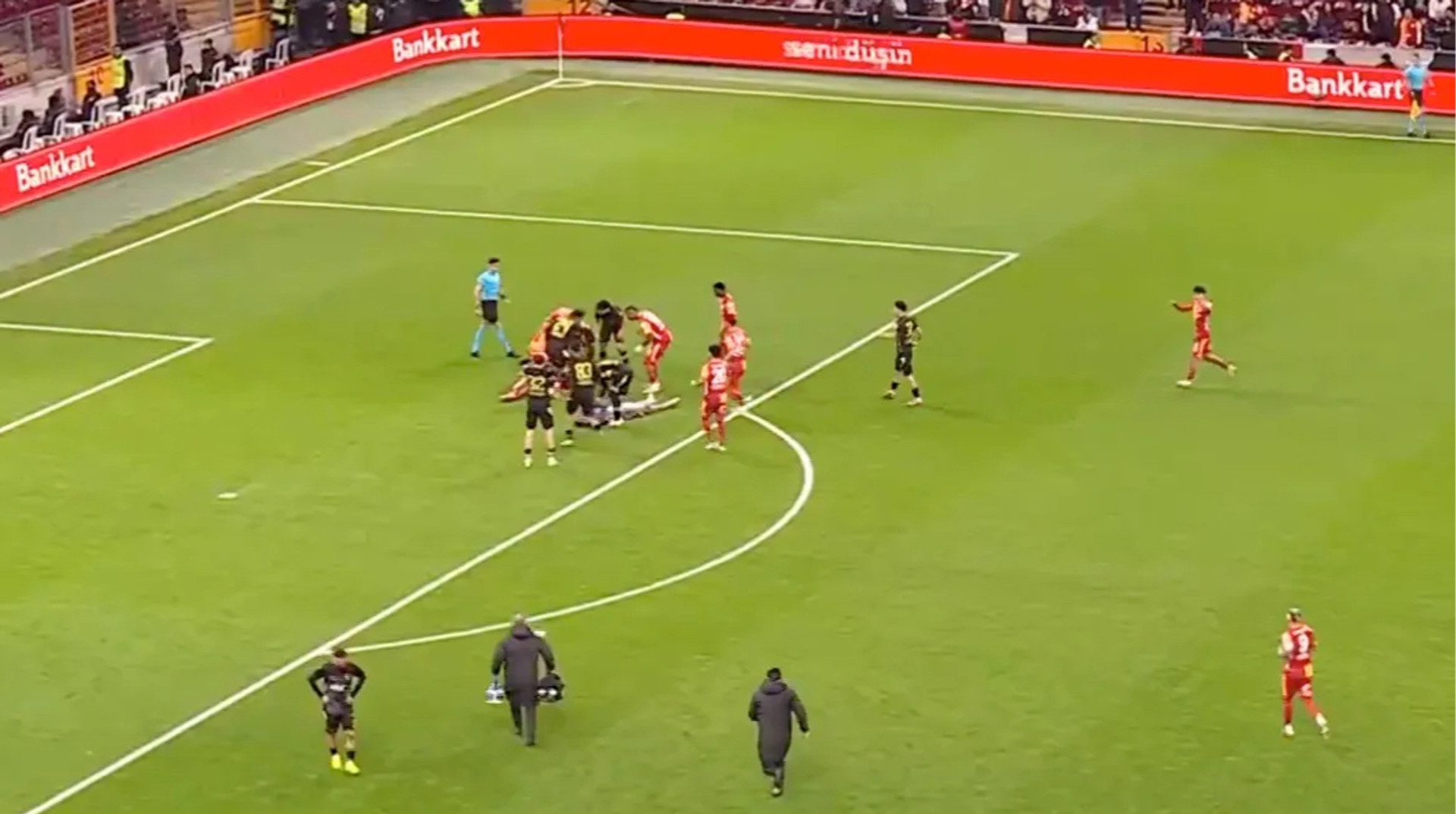 Жахливий епізод у Туреччині: футболіст знепритомнів після жорсткого зіткнення з воротарем