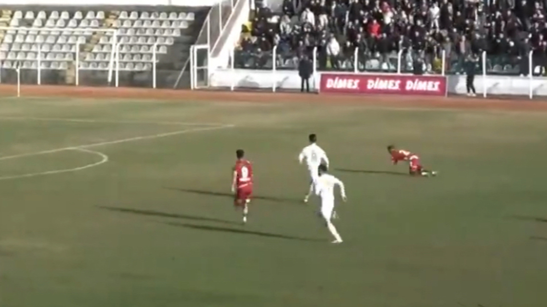 Неудачник дня: игрок вышел один на один с голкипером, но споткнулся перед ударом