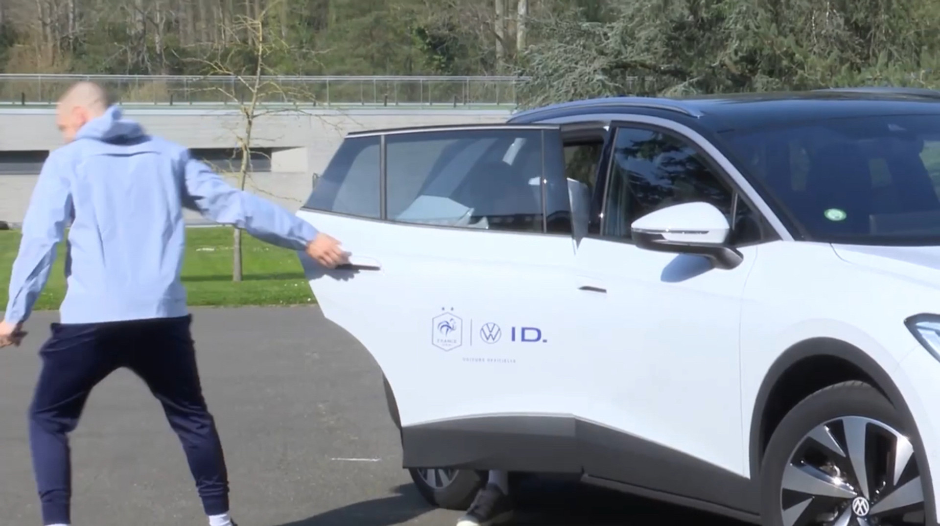 Фейл дня: зірковий футболіст застряг в авто після прибуття у розташування збірної Франції