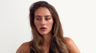 Елегантність і сміливість: Костюк вразила відвертим образом у чорній сукні