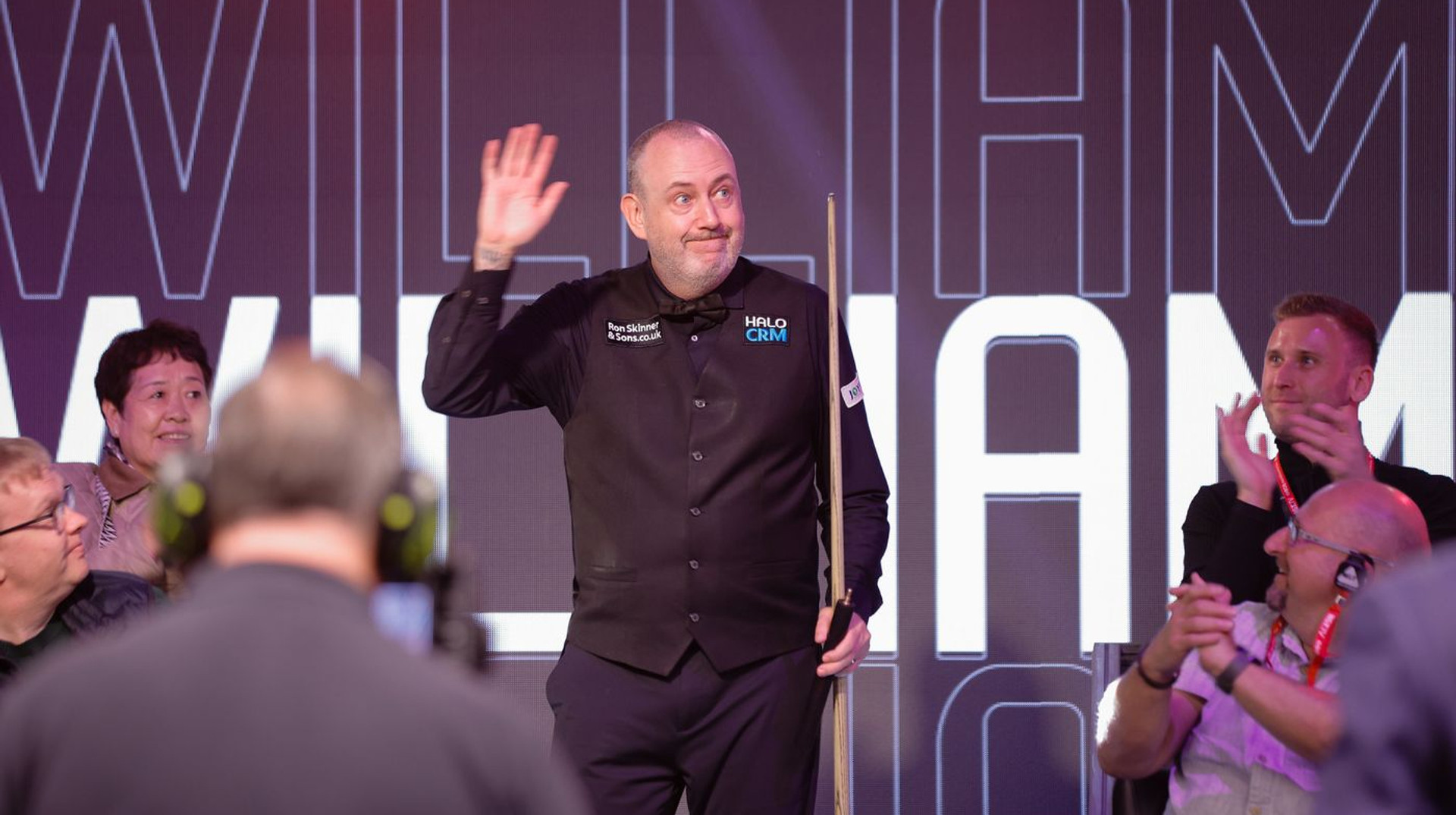 Він не був у барбера 10 років: зірковий ведучий яскравими жартами анонсував зірку снукеру