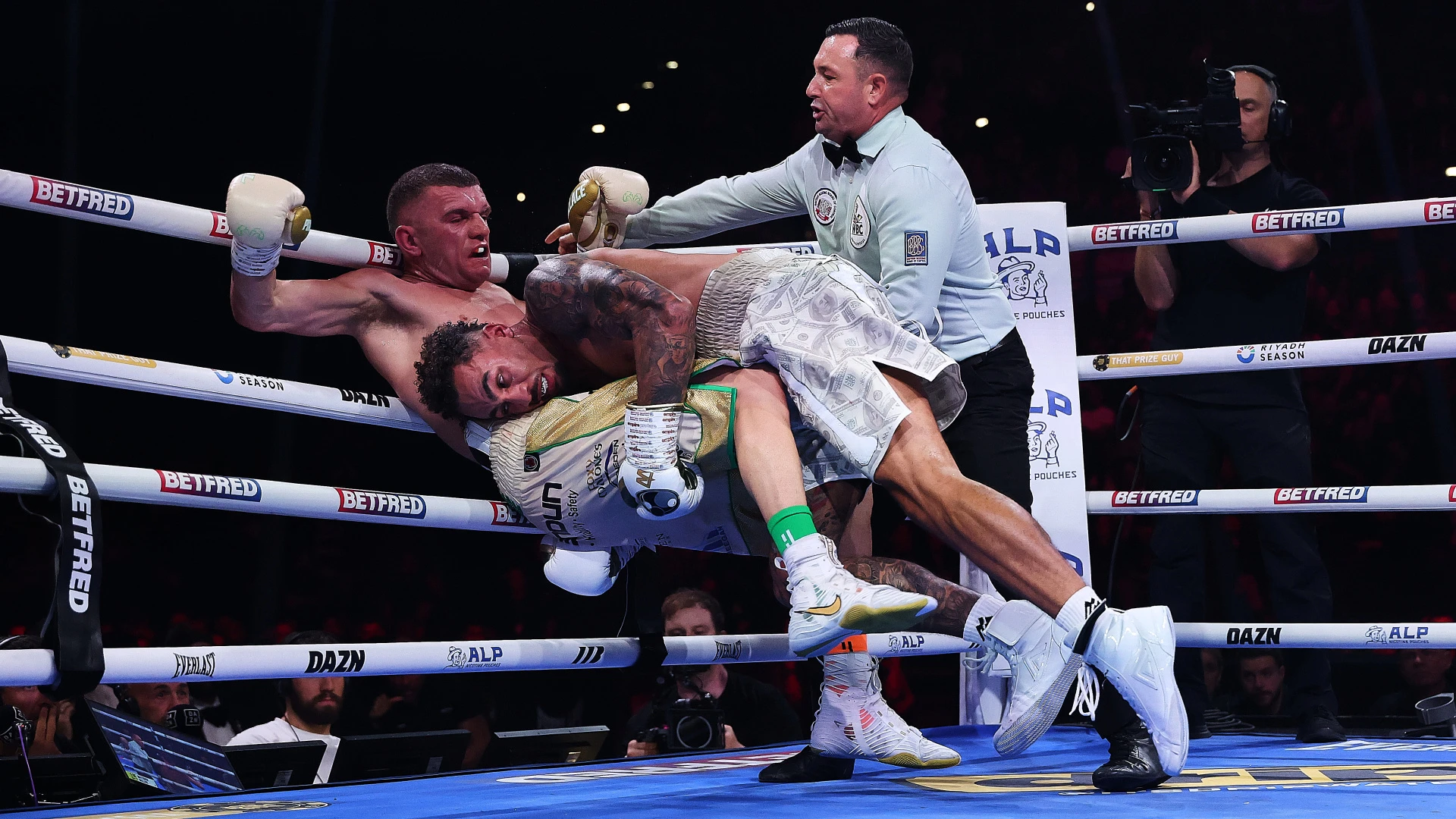 Віттакер вижив у битві за пояс WBC Silver після повного домінування у перших дев'яти раундах