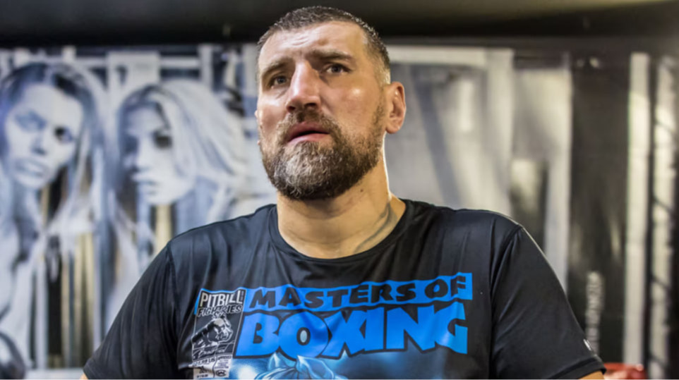 45-річний екссуперник Кличка побився в октагоні відразу проти трьох аматорів