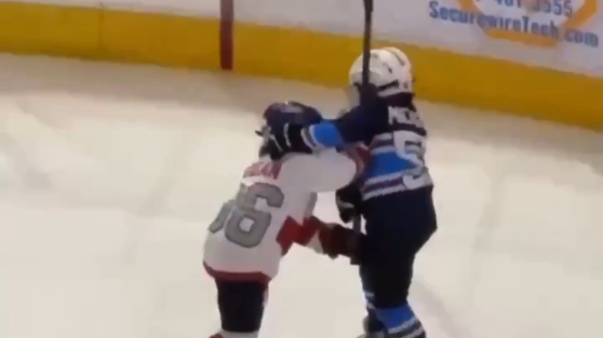 Шок на дитячому хокеї: матч юнаків перетворився на жорстоку бійку