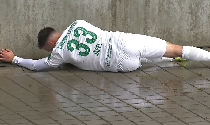 У Німеччині під час матчу футболіст потрапив у жорсткий нокаут після зіткнення з бетонною стіною
