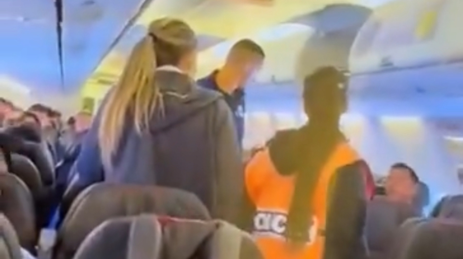 Казковий довбень: аргентинського футболіста арештувала поліція за слово бомба під час перельоту на матч