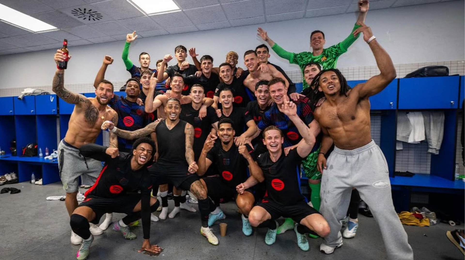 Поехали ночью на велосипедах: игроки Барселоны отпраздновали чемпионство в больнице с одноклубником