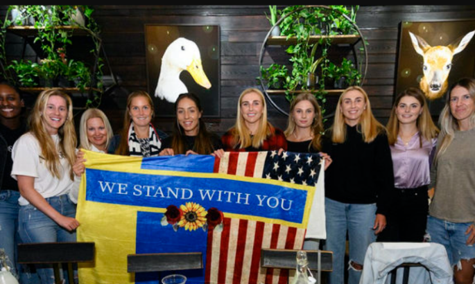 Збірна США вручила збірній України символічний банер