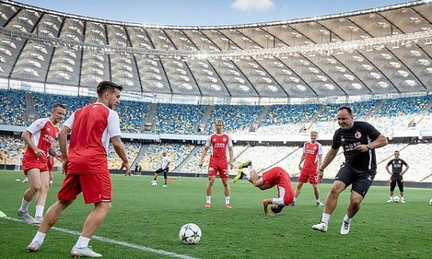 Славія запізнилася на передматчеве тренування. ФОТО