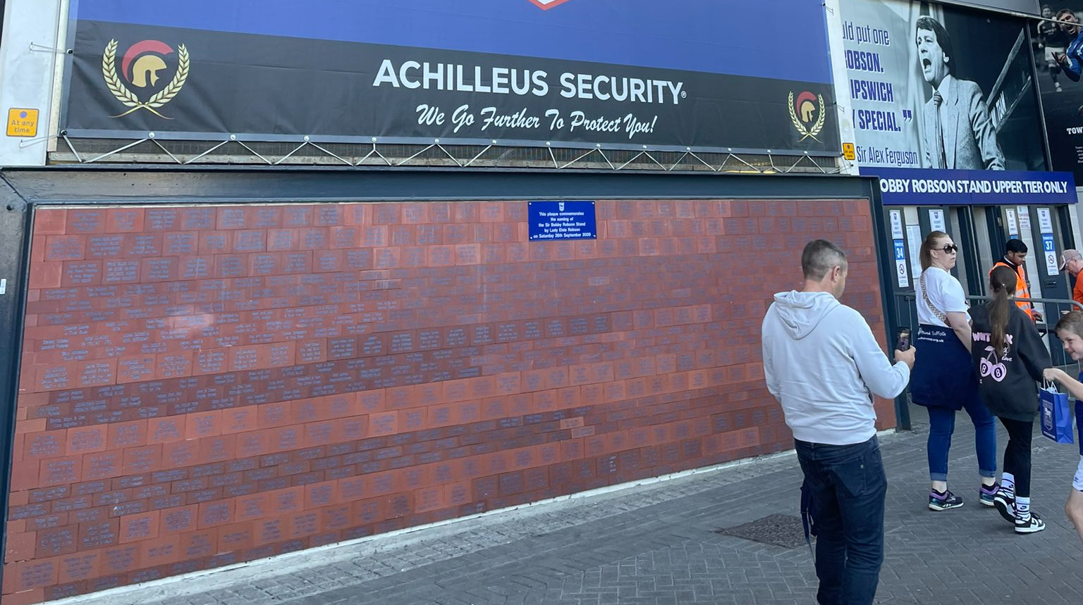 Потому что он политический: стюарды клуба АПЛ отобрали флаг Украины у журналиста