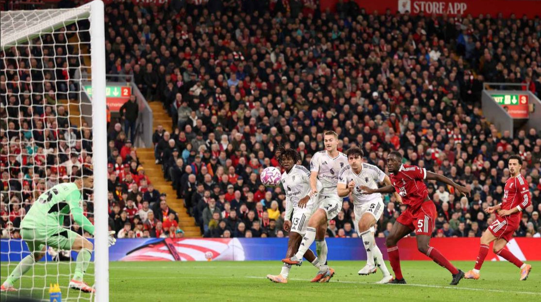 Магуайр принес МЮ победу над Ливерпулем, Тоттенхэм дома проиграл Астон Вилле в 8 туре АПЛ