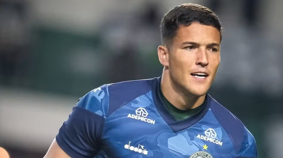 Бразильский вратарь забил сумасшедший гол ударом от своих ворот