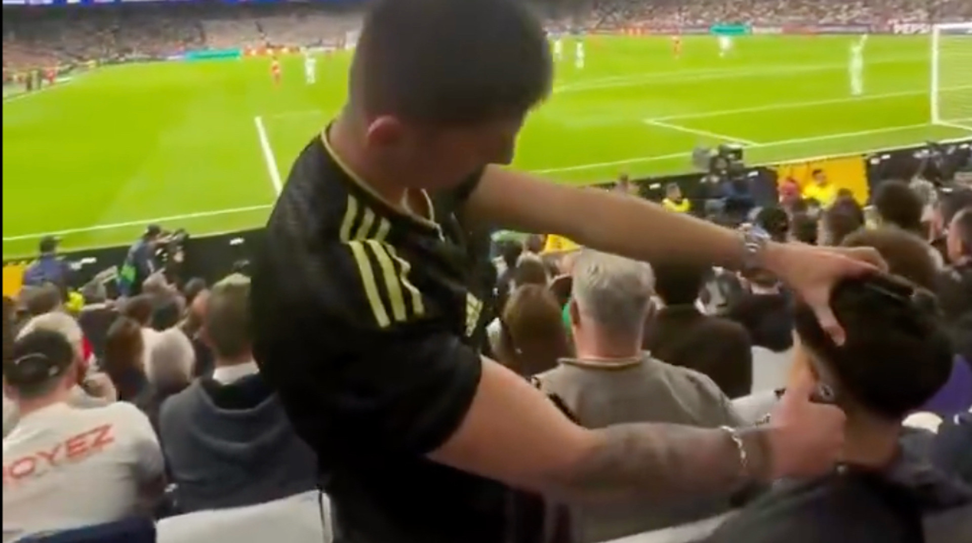 Скандал на Бернабеу: фанат Реала підстриг іншого вболівальника прямо під час матчу з Баварією