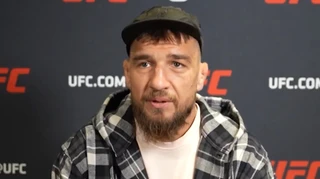 Ефектний фініш і яскраве святкування: Амосов станцював брейк-данс після перемоги над Альваресом