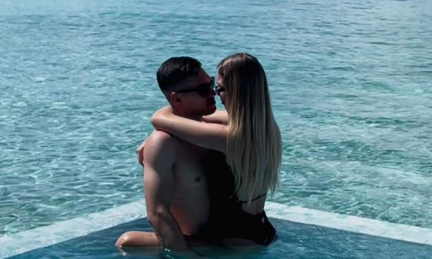 Пристрасний поцілунок - головний тренд відпочинку українських футболістів на березі океану