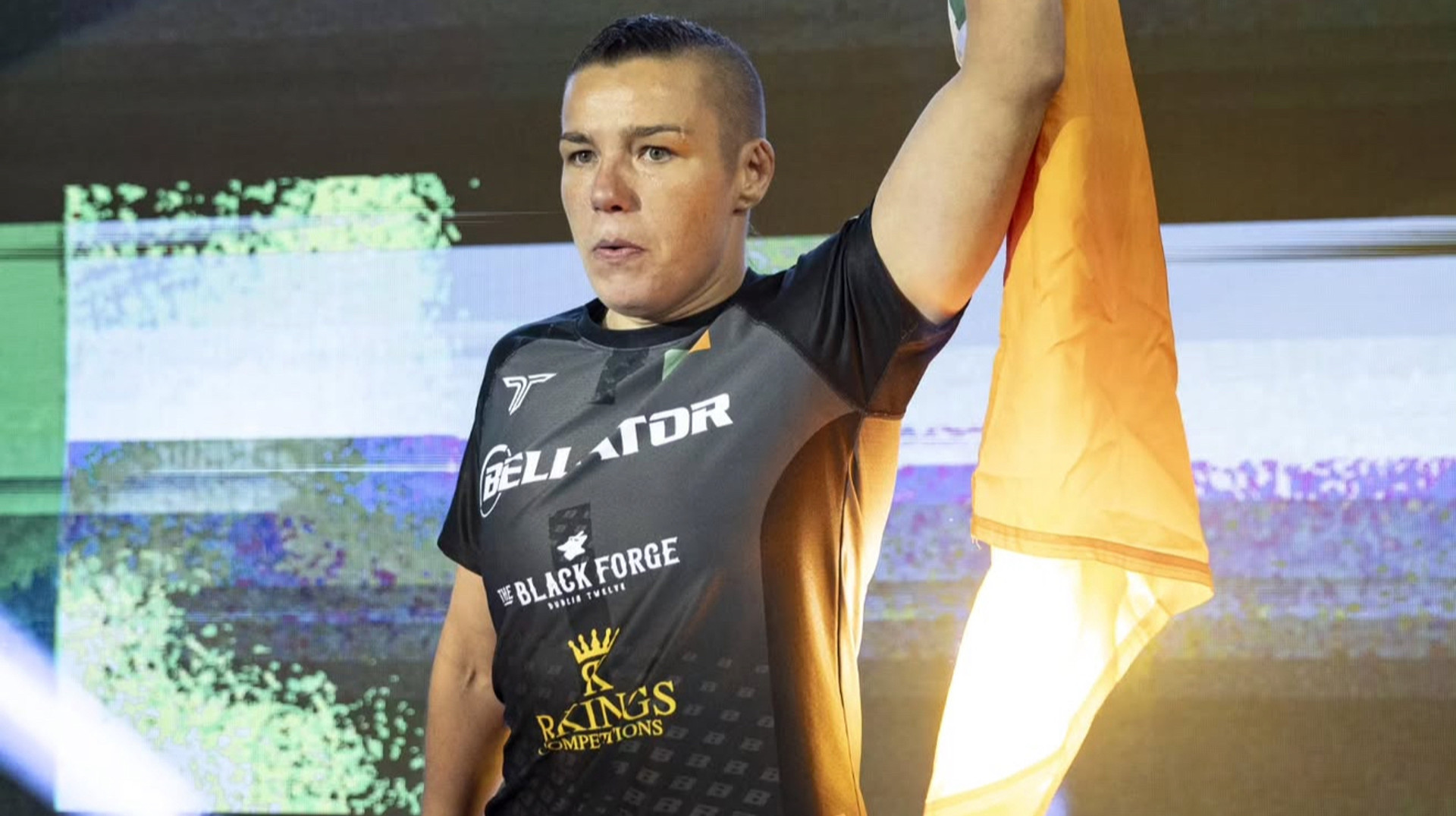 Подруга Макгрегора та зірка ММА травмувала офіцерів поліції, які намагалися вивести її з борту літака