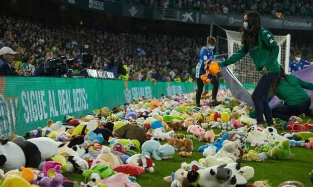 Традиційна акція: Уболівальники Бетіса закидали поле дитячими іграшками