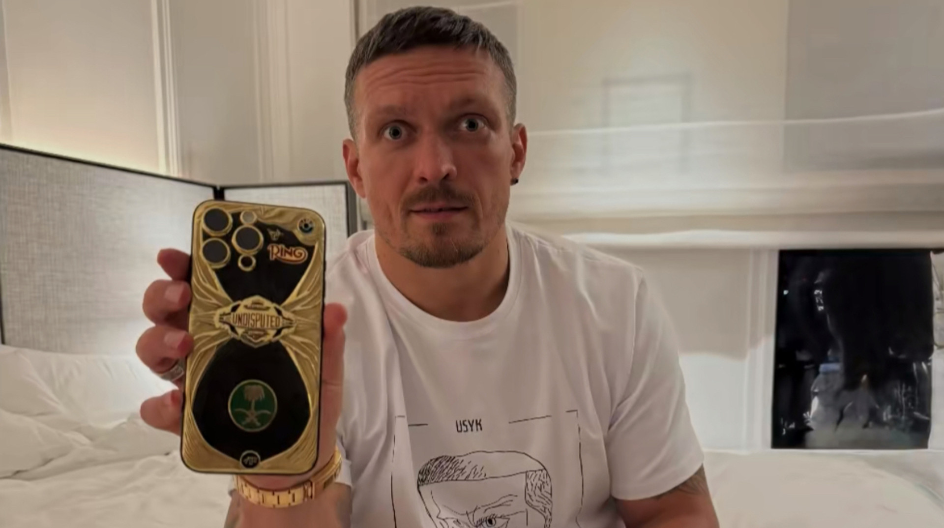 Презент на честь ефектної перемоги над Дюбуа: Усику подарували золотий IPhone