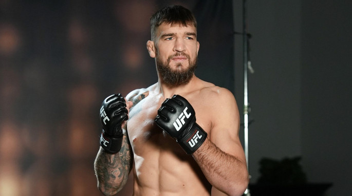 Амосов дебютував в UFC з шикарної перемоги над Мегні у першому раунді
