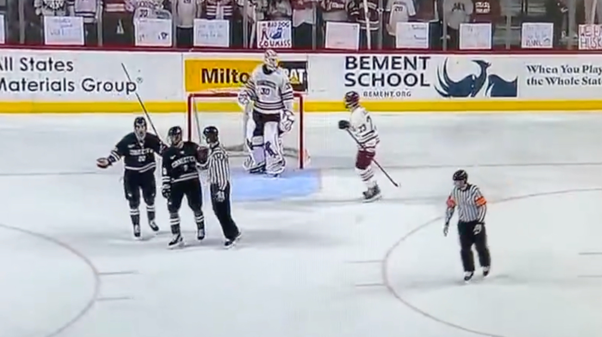 У матчі студентської ліги США з хокею вимкнули світло під час гольової атаки суперника