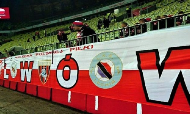 На грі Польща - Чехія вивісили банер Львів - колиска польського футболу. ФОТО