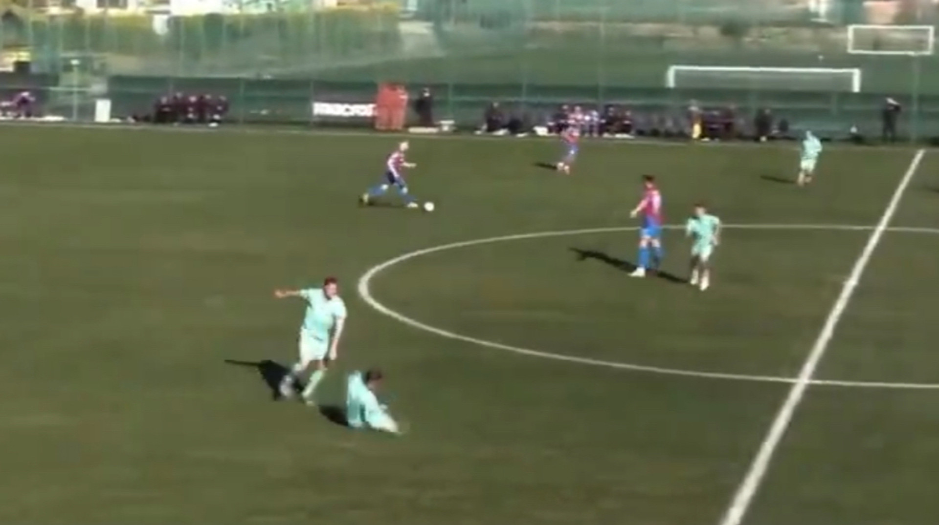 Сорвало крышу: экс-игрок сборной Германии избил своего одноклубника во время матча