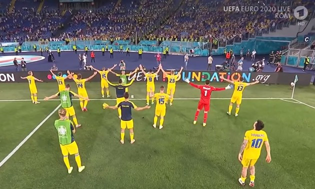 Єднання з уболівальниками: футболісти збірної України гідно подякували фанатам в Римі