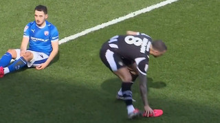 В Англії футболіст отримав вилучення за те, що викинув бутсу суперника за межі поля