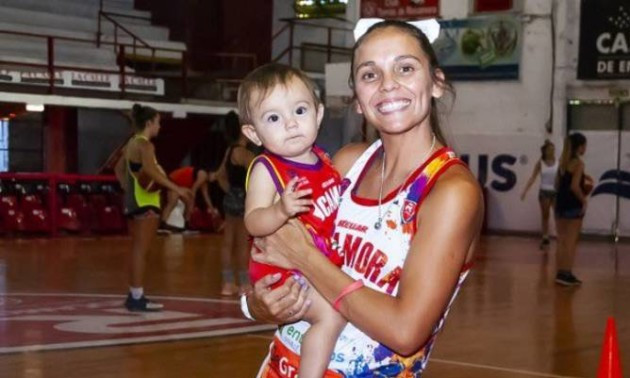 Фото дня. Баскетболістка під час матчу погодувала грудьми маленьку донечку