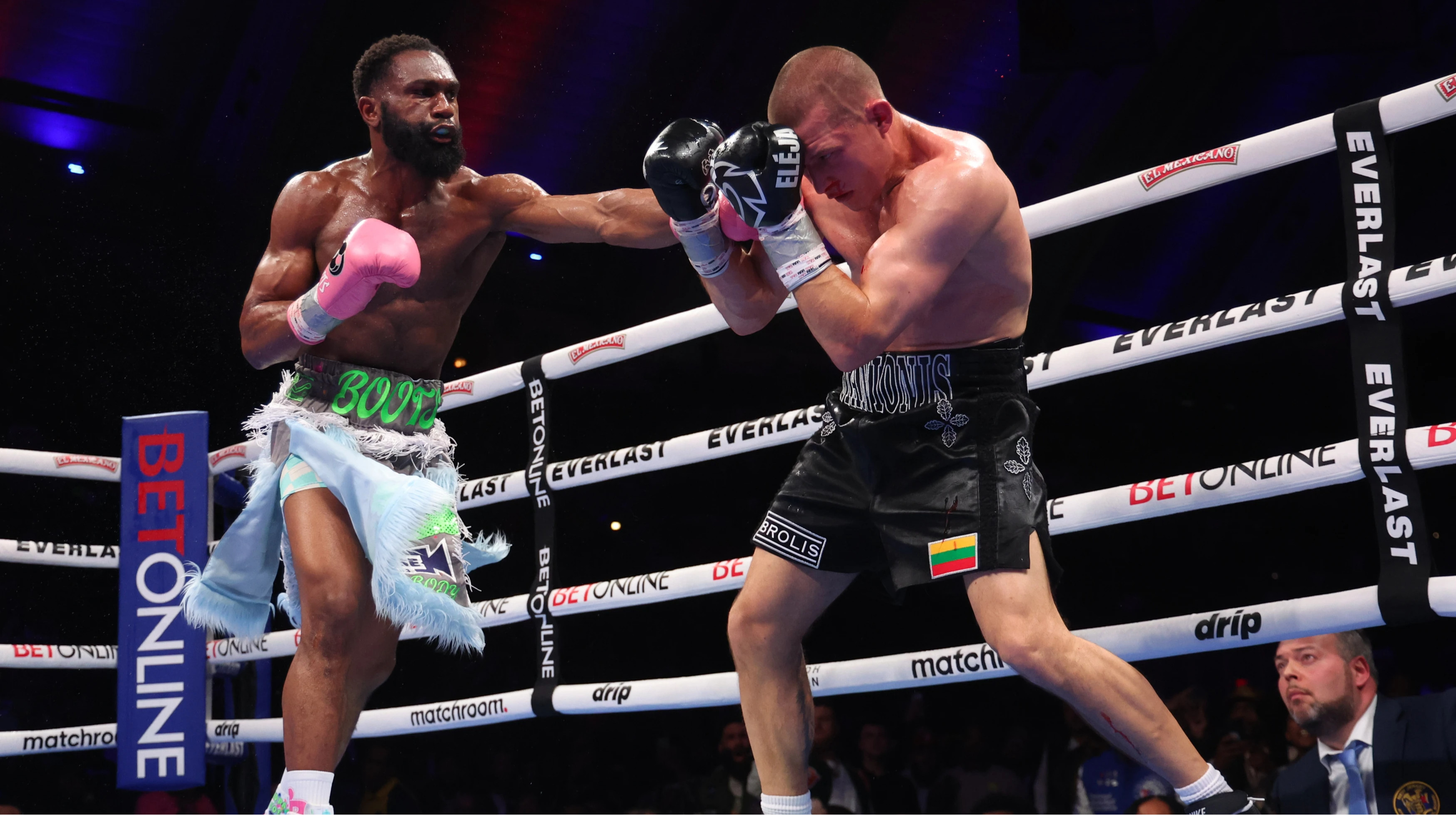 Тренер Станиониса объяснил, почему остановил бой с Эннисом после 6 раунда