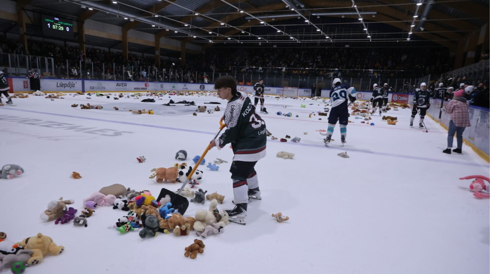 Матч Киев Кэпиталз приостановили из-за большого количества плюшевых мишек: известны детали