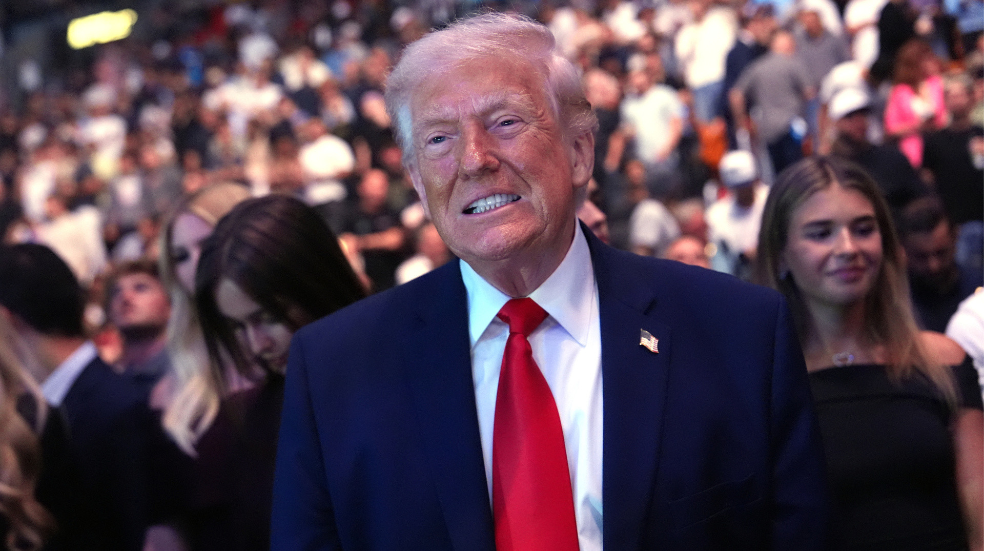 Трамп впервые посетил спортивное мероприятие с начала войны в Иране: как встретили политика на турнире UFC