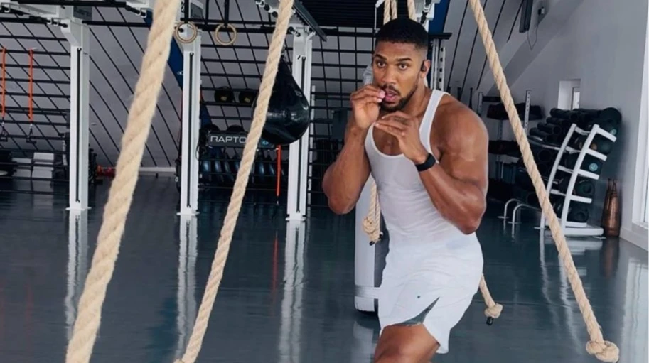 Джошуа не повинен виходити проти вишибали: Лу Ді Белла – про наступний бій британця