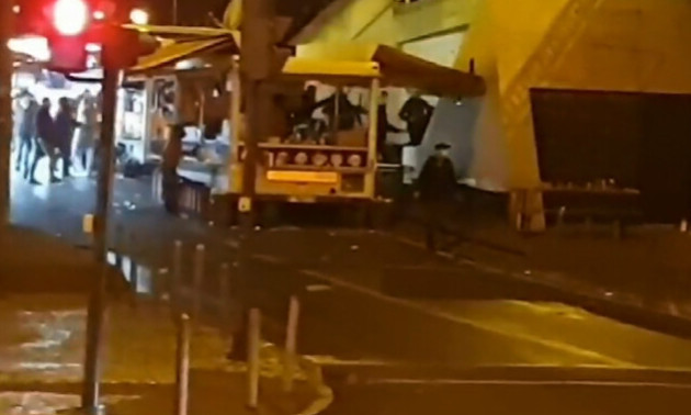 Поліція застосовувала зброю: відео пекельної бійки фанатів Динамо та Бенфіки