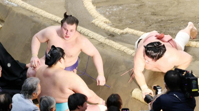 Украинцы Аонишики и Шиши с побед начали турнир Hatsu Basho