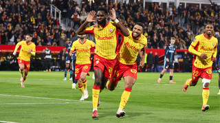 Збиті льотчики, просунуті кутові і на мільярд євро менше: як Ланс кидає виклик ПСЖ у Франції