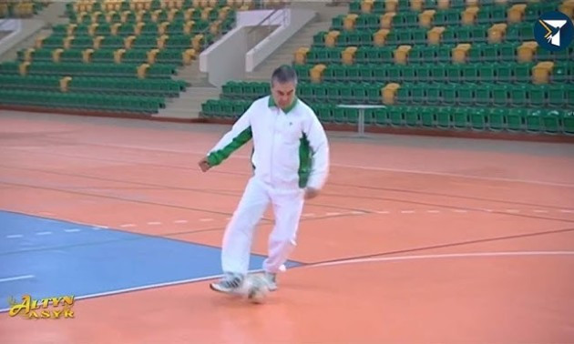 У воротарів підкошувалися ноги: Президент Туркменістану зіграв із міністрами у футзал