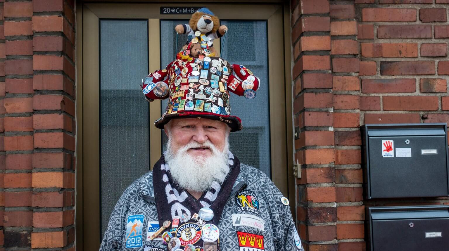 Його шапка зі значками важила 3 кілограми: пішов з життя всесвітньо відомий фанат біатлону