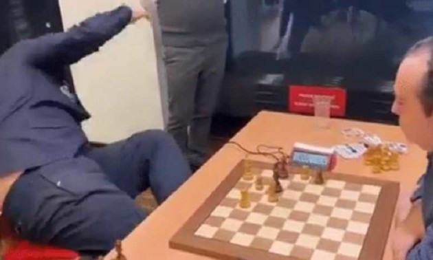 Польський шахіст емоційно прийняв поразку, впавши зі стільця