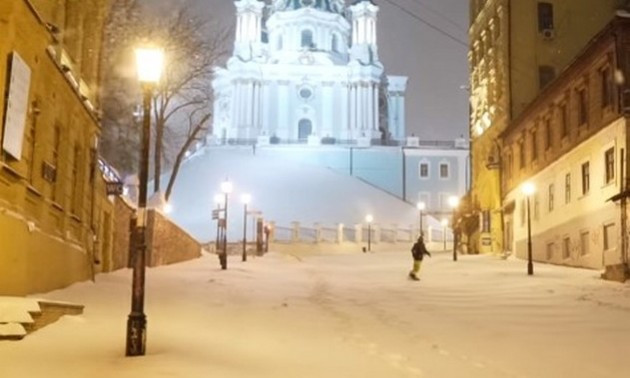 В історичному місці Києва влаштували катання на сноубордингу