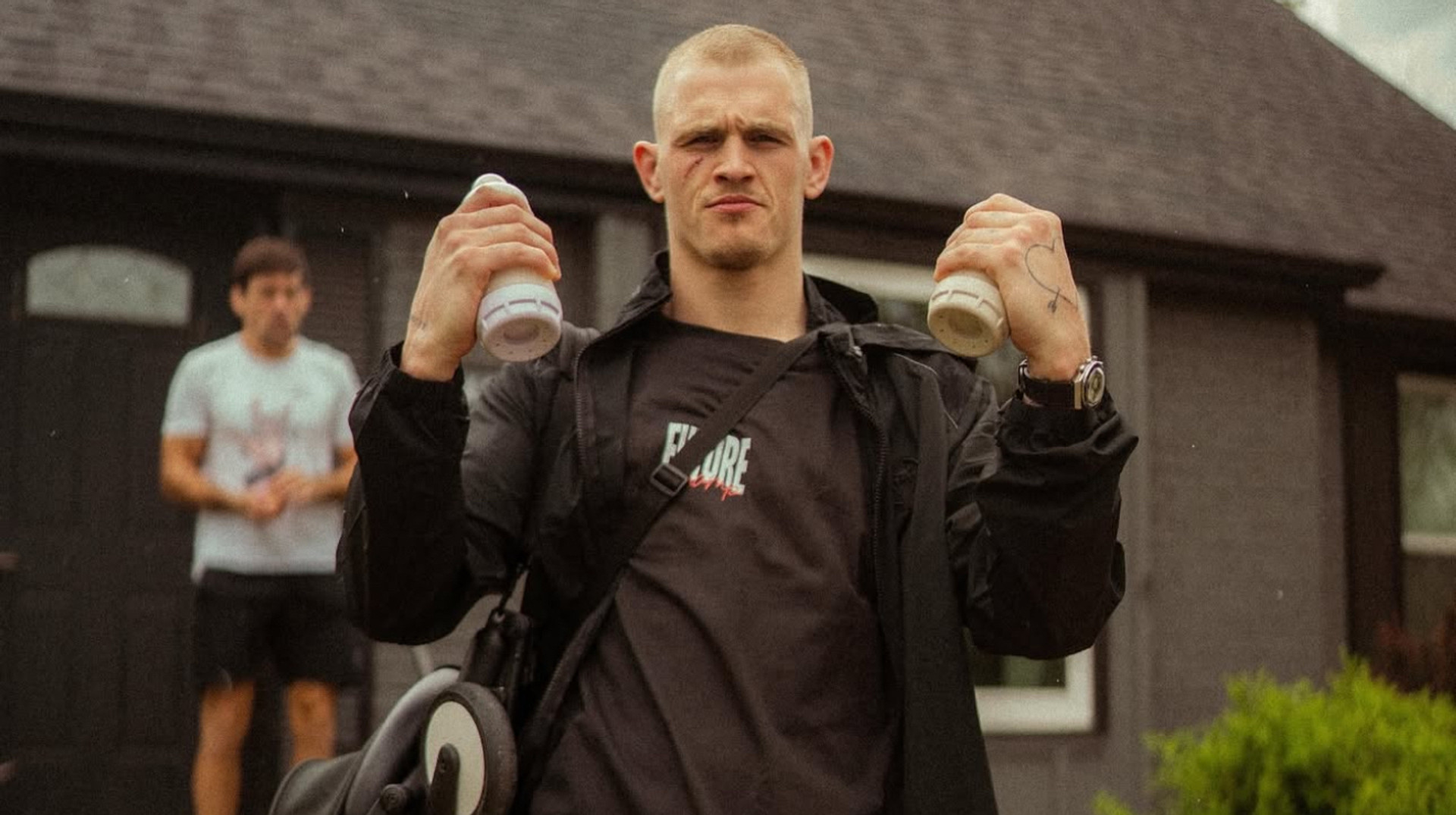 Солодкий тролінг: зірка UFC намагався підставити суперника перед зважуванням, подарувавши M&M’s