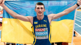 Мотивація від коханої: дівчина Дорощука з милим плакатом завітала на ЧУ з легкої атлетики