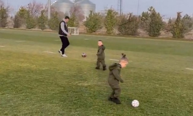 Відео дня. Артем Кравець вчить своїх 3-річних синів грати в футбол
