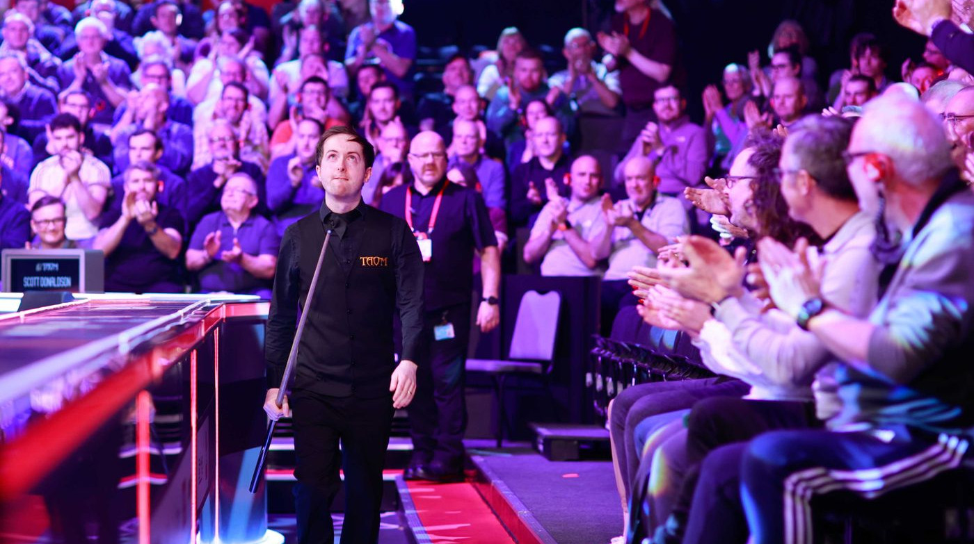 Дональдсон поплакав і розгромив фаворита, Сіньтун не мав проблем із земляком: результати UK Championship 2025