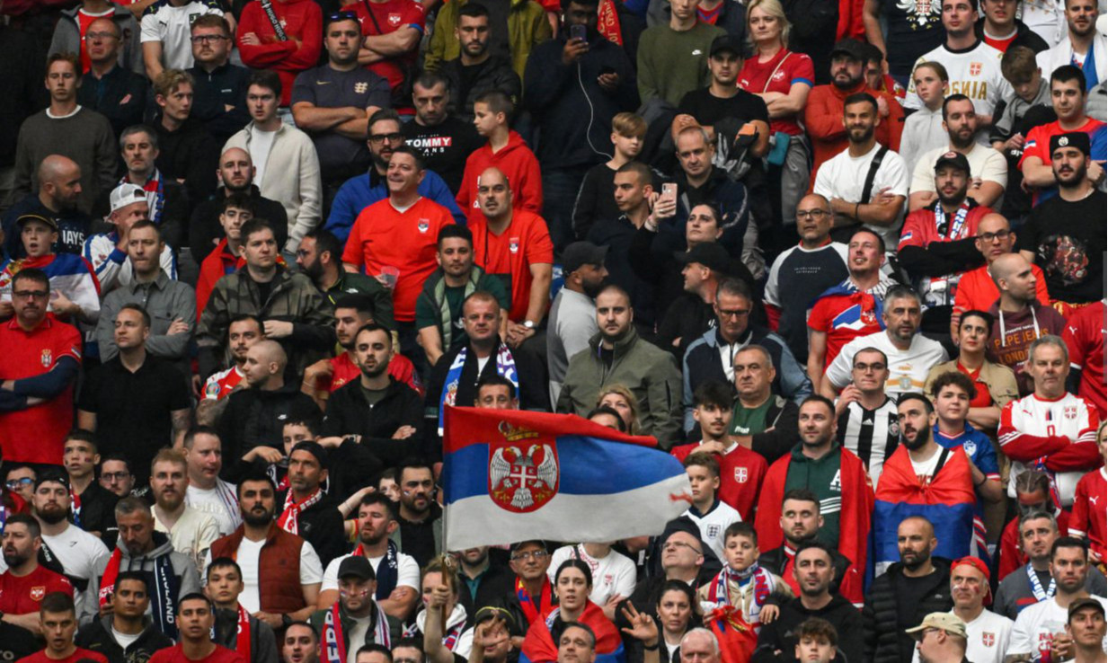Сербські уболівальники вивісили на трибунах Євро-2024 російський прапор
