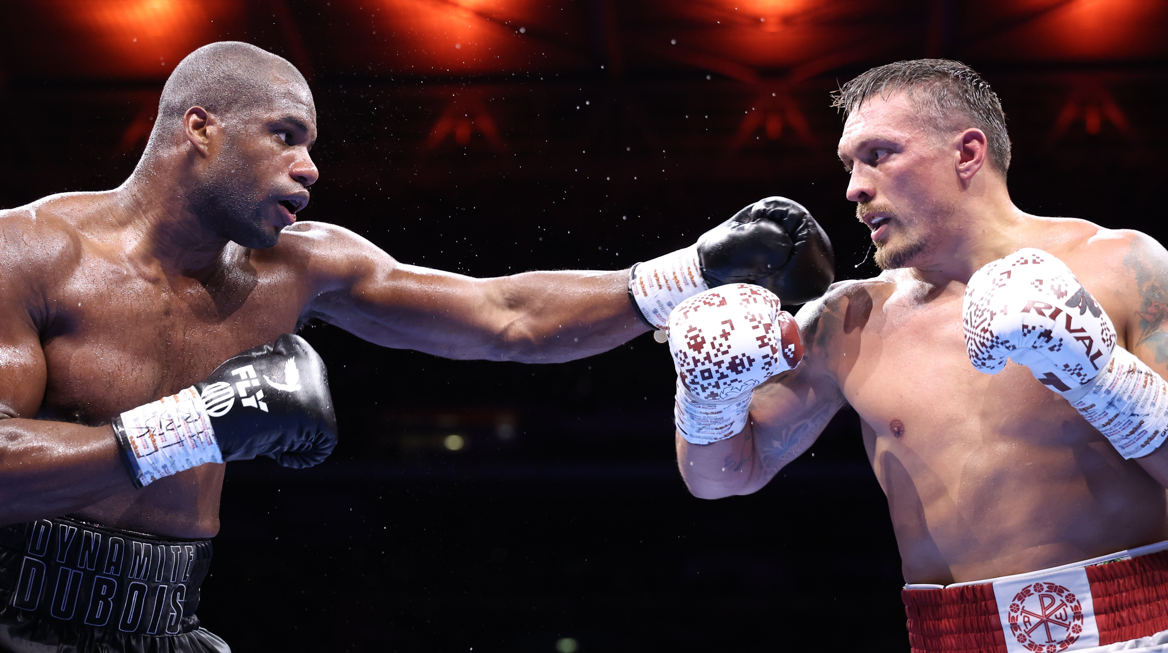 Усик знову нокаутував Дюбуа: огляд бою за титул абсолютного чемпіона світу