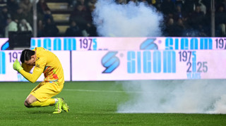 Фанат Інтера жбурнув феєрверк у воротаря суперника і сам залишився без кількох пальців